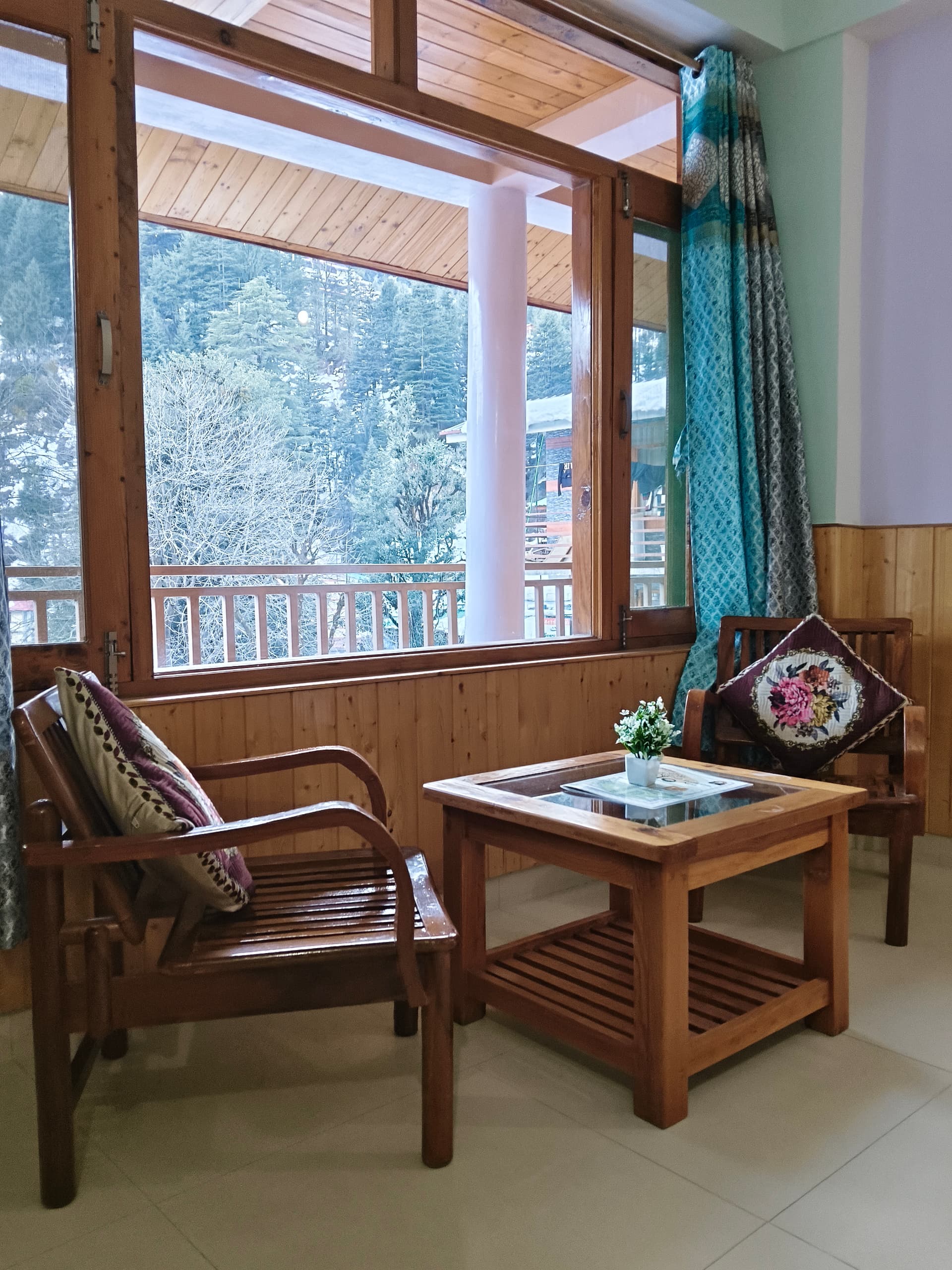Cozy stay in Old Manali 4